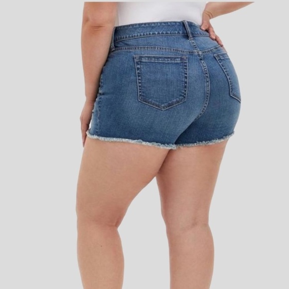 Torrid 3.5 Inch Perfect Vintage Stretch Mid-Rise medium wash Short size 22 - Picture 3 of 5